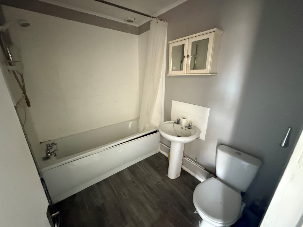 Lot: 172 - VACANT FLAT FOR IMPROVEMENT - Bathroom with W.C.
